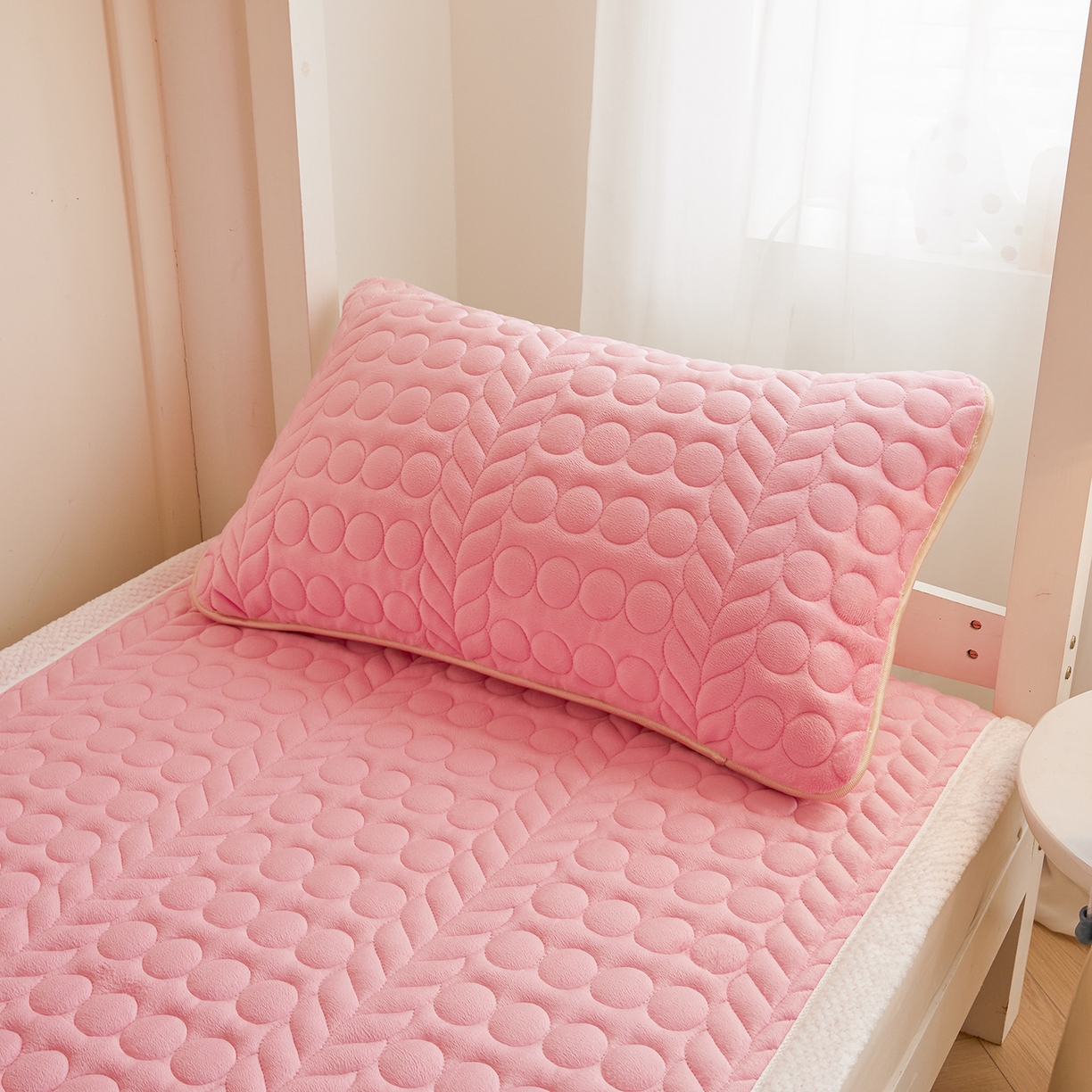 91家纺网 家纺一手货源 找家纺 希廷顿 2025新款保暖水晶绒宿舍床护垫 粉玉色