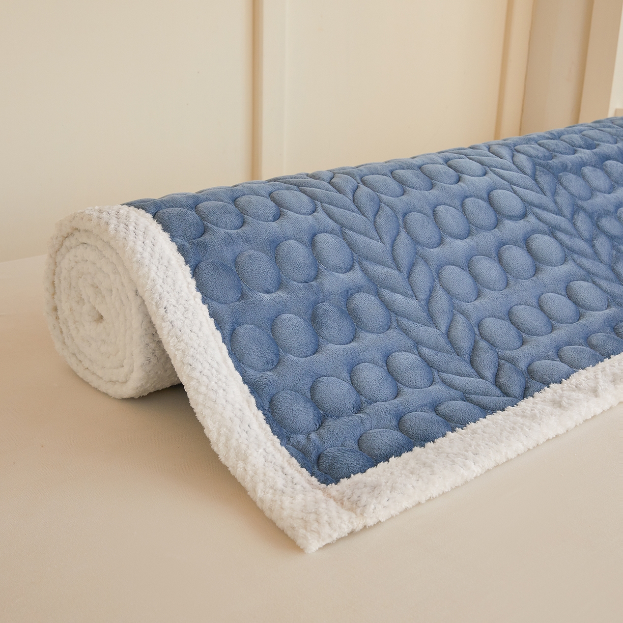 91家纺网 家纺一手货源 找家纺 希廷顿 2025新款保暖水晶绒宿舍床护垫 宾利蓝