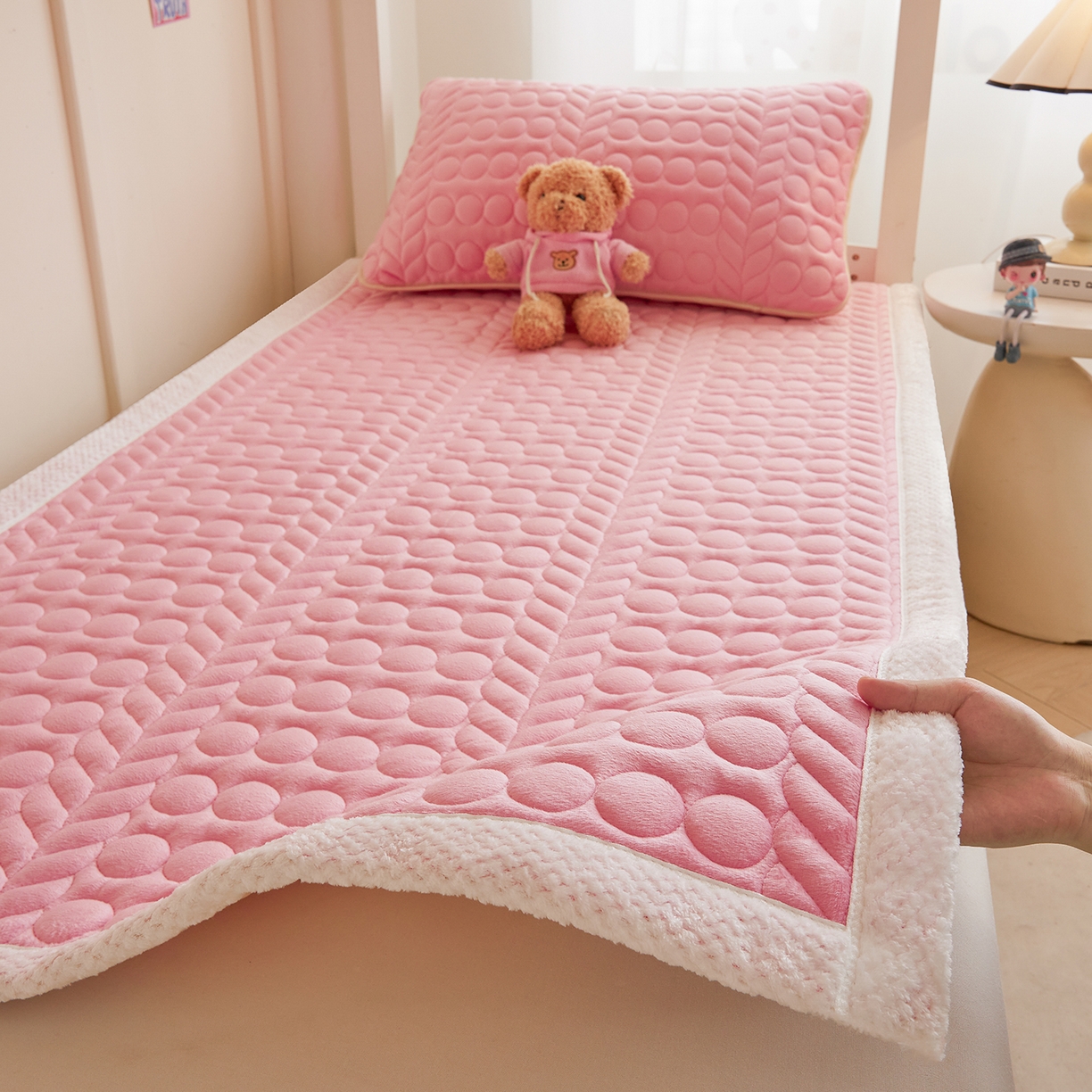 91家纺网 家纺一手货源 找家纺 希廷顿 2025新款保暖水晶绒宿舍床护垫 粉玉色