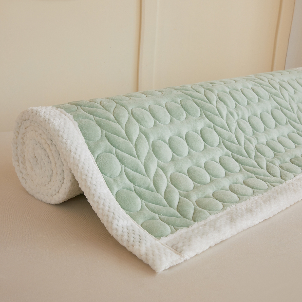 91家纺网 家纺一手货源 找家纺 希廷顿 2025新款保暖水晶绒宿舍床护垫 薄荷绿