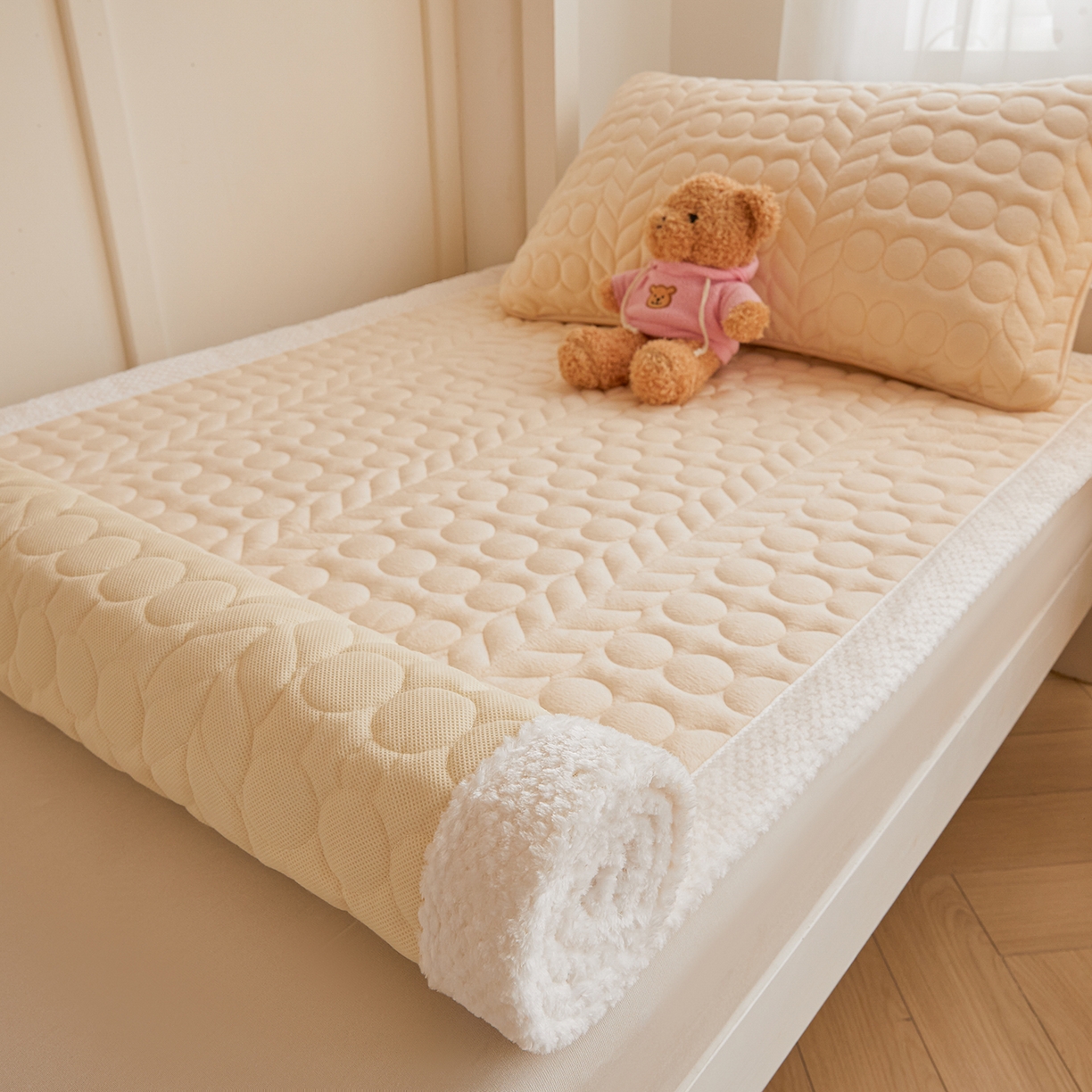 91家纺网 家纺一手货源 找家纺 希廷顿 2025新款保暖水晶绒宿舍床护垫 奶咖色