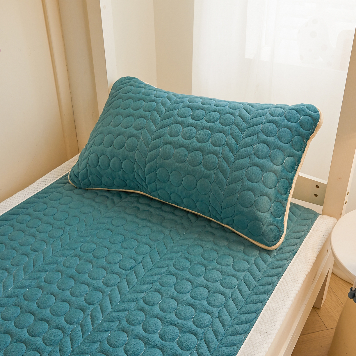 91家纺网 家纺一手货源 找家纺 希廷顿 2025新款保暖水晶绒宿舍床护垫 藏青色