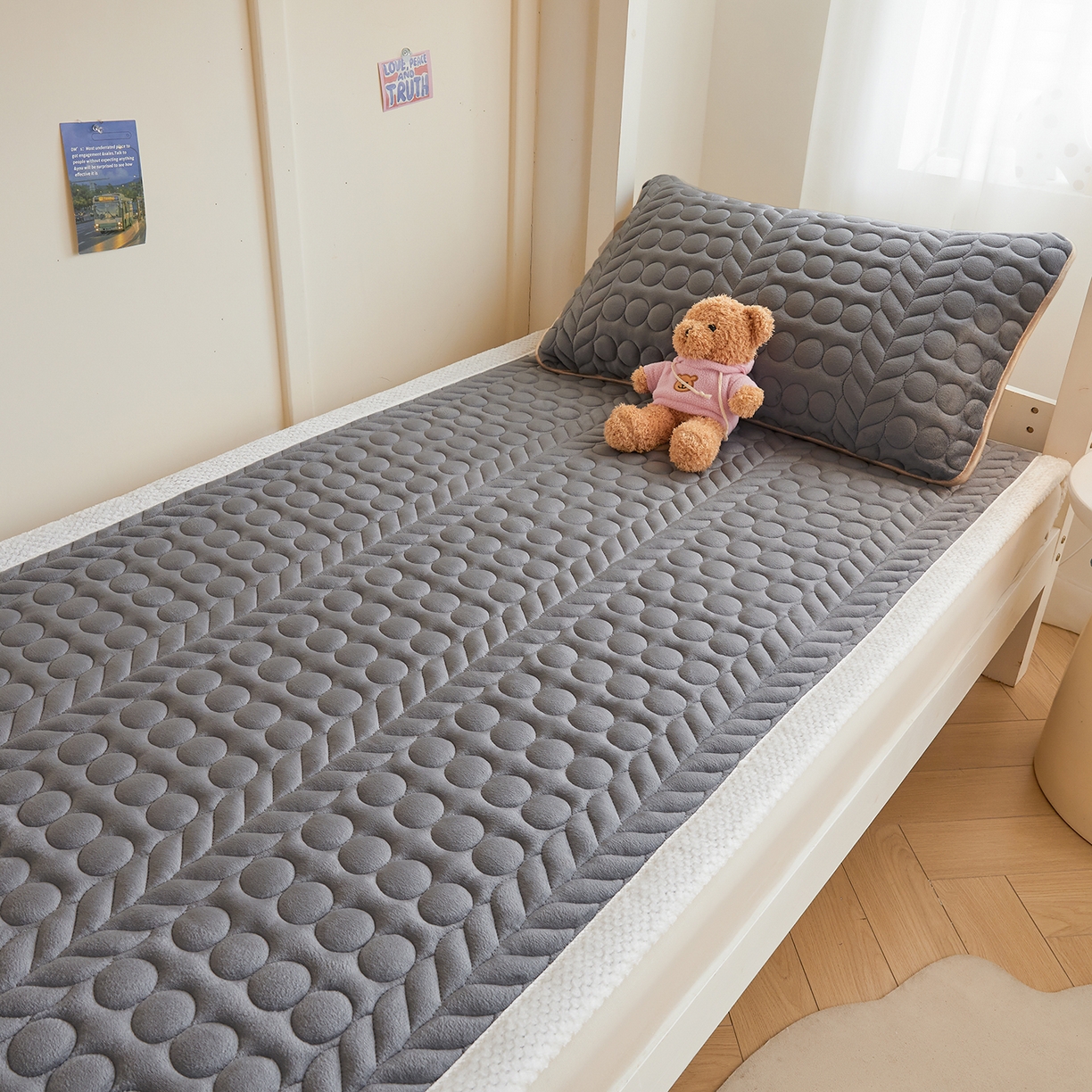 91家纺网 家纺一手货源 找家纺 希廷顿 2025新款保暖水晶绒宿舍床护垫 高级灰