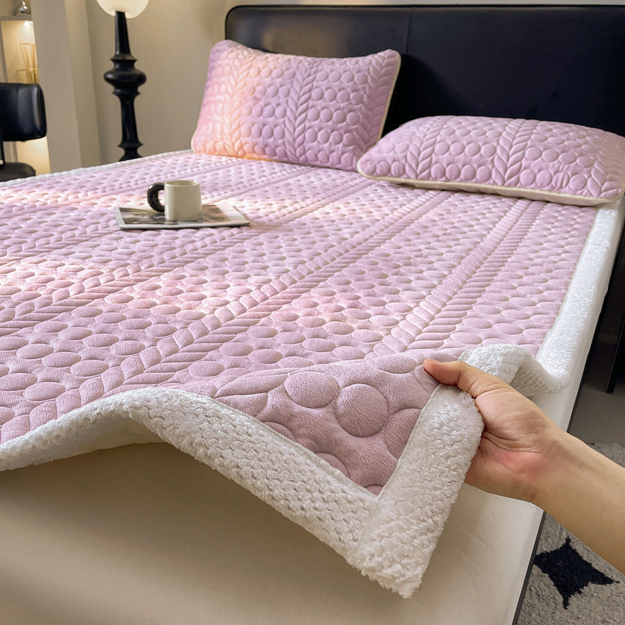 91家纺网 家纺一手货源 找家纺 希廷顿 2025新款加厚水晶绒床护垫 香芋紫