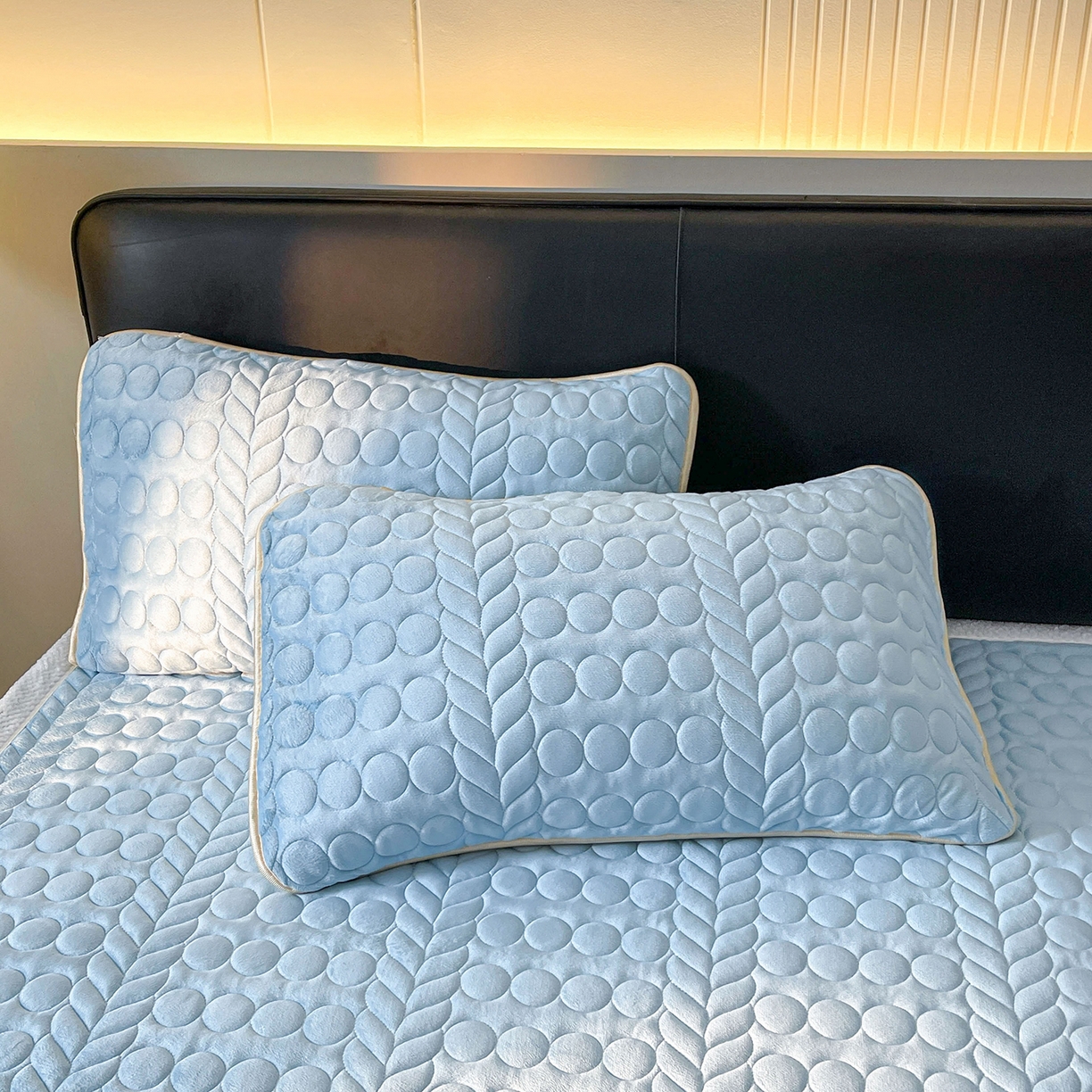 91家纺网 家纺一手货源 找家纺 希廷顿 2025新款加厚水晶绒床护垫 天空蓝