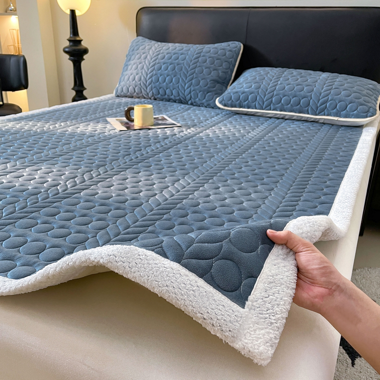 91家纺网 家纺一手货源 找家纺 希廷顿 2025新款加厚水晶绒床护垫 宾利蓝