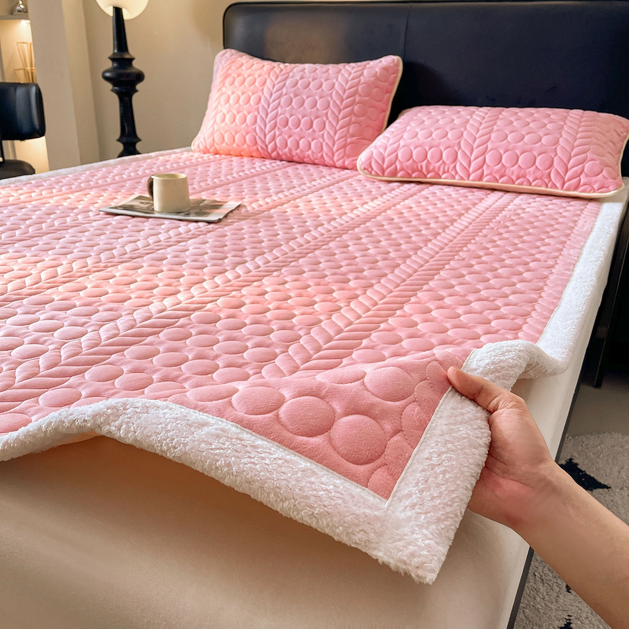 91家纺网 家纺一手货源 找家纺 希廷顿 2025新款加厚水晶绒床护垫 粉玉色