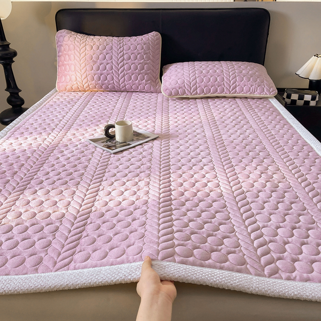 91家纺网 家纺一手货源 找家纺 希廷顿 2025新款加厚水晶绒床护垫 香芋紫