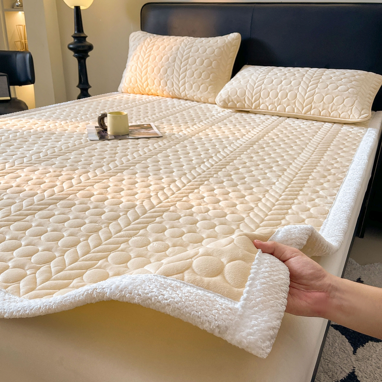 91家纺网 家纺一手货源 找家纺 希廷顿 2025新款加厚水晶绒床护垫 奶咖色