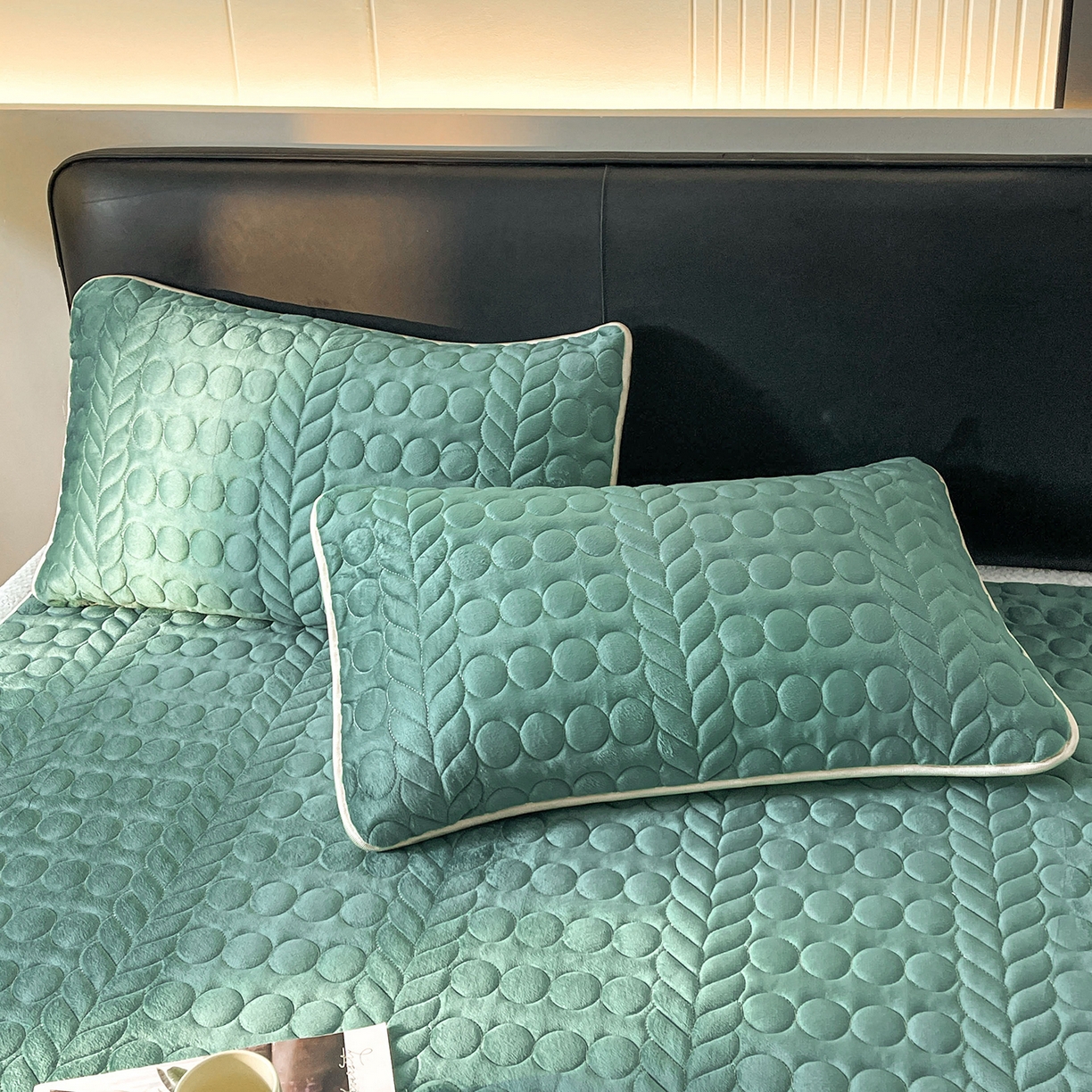 91家纺网 家纺一手货源 找家纺 希廷顿 2025新款加厚水晶绒床护垫 墨绿色