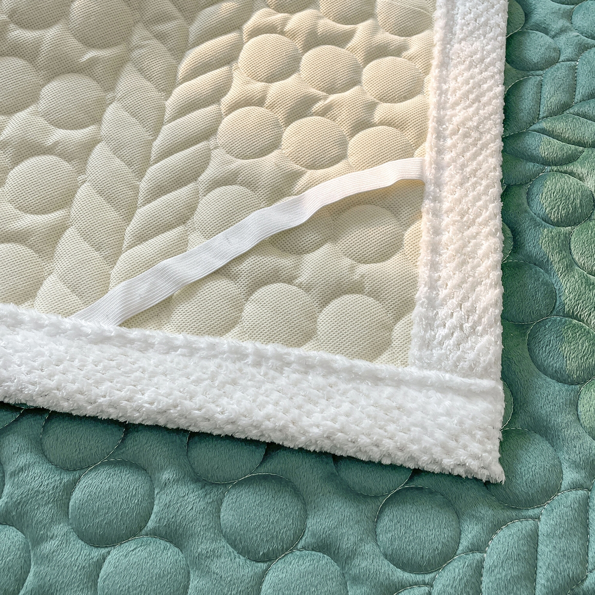 91家纺网 家纺一手货源 找家纺 希廷顿 2025新款加厚水晶绒床护垫 墨绿色