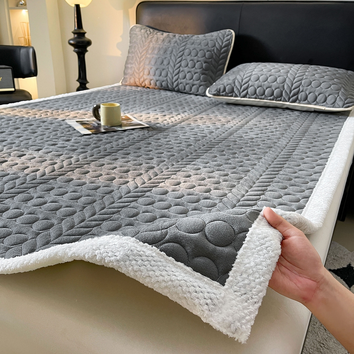 91家纺网 家纺一手货源 找家纺 希廷顿 2025新款加厚水晶绒床护垫 高级灰