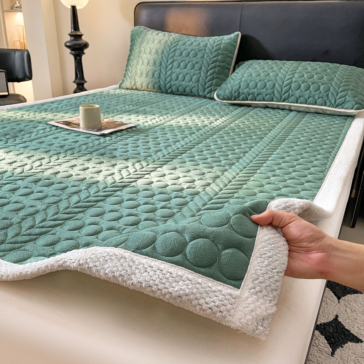 91家纺网 家纺一手货源 找家纺 希廷顿 2025新款加厚水晶绒床护垫 墨绿色