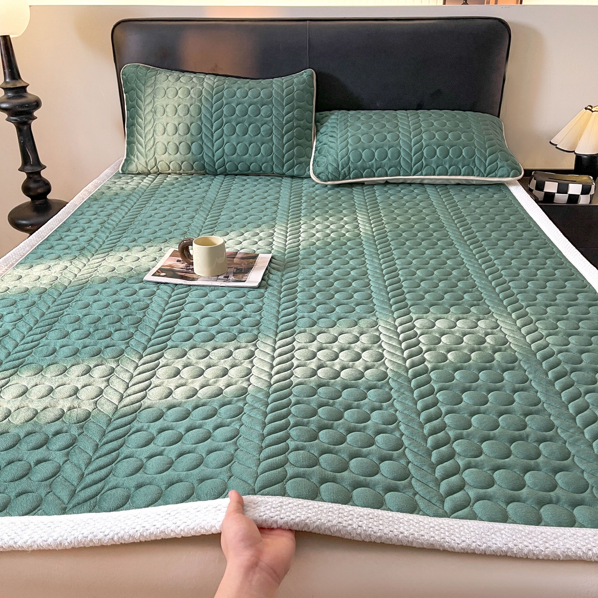 91家纺网 家纺一手货源 找家纺 希廷顿 2025新款加厚水晶绒床护垫 墨绿色