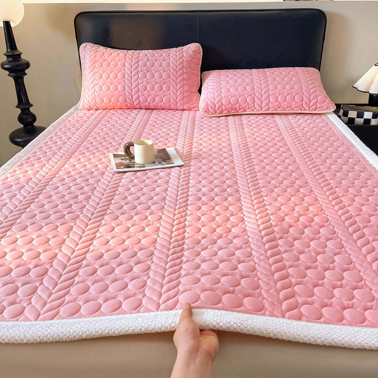 91家纺网 家纺一手货源 找家纺 希廷顿 2025新款加厚水晶绒床护垫 粉玉色