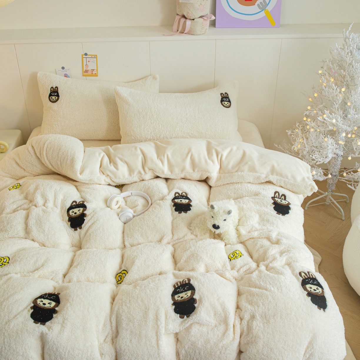 91家纺网 家纺一手货源 找家纺 庭笙 2025新款高克重泰迪绒毛巾刺绣牛奶绒四件套 bubu-米白