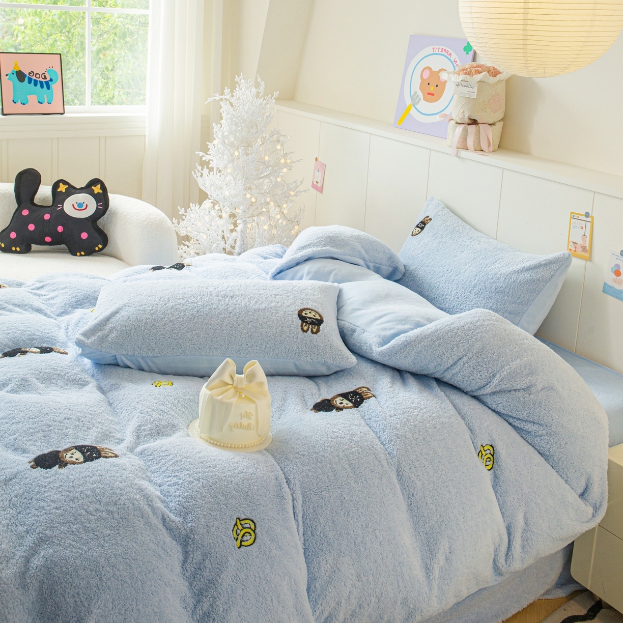 91家纺网 家纺一手货源 找家纺 庭笙 2025新款高克重泰迪绒毛巾刺绣牛奶绒四件套 bubu-浅蓝