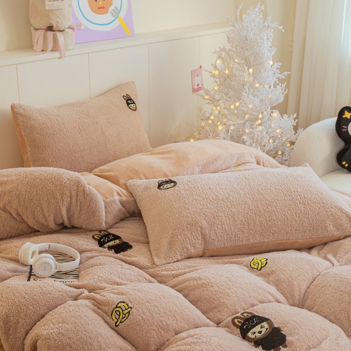 91家纺网 家纺一手货源 找家纺 庭笙 2025新款高克重泰迪绒毛巾刺绣牛奶绒四件套 bubu-奶咖