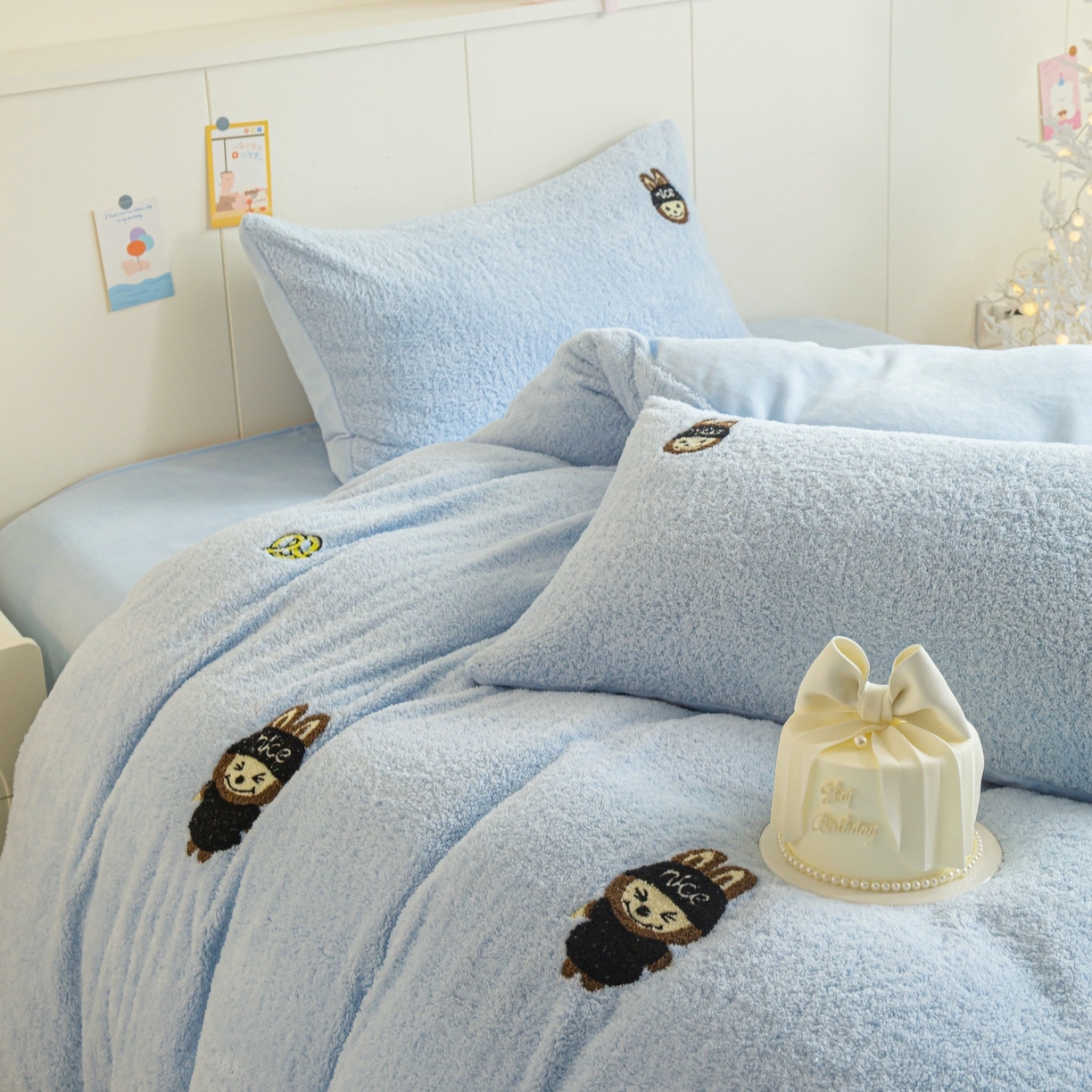91家纺网 家纺一手货源 找家纺 庭笙 2025新款高克重泰迪绒毛巾刺绣牛奶绒四件套 bubu-浅蓝