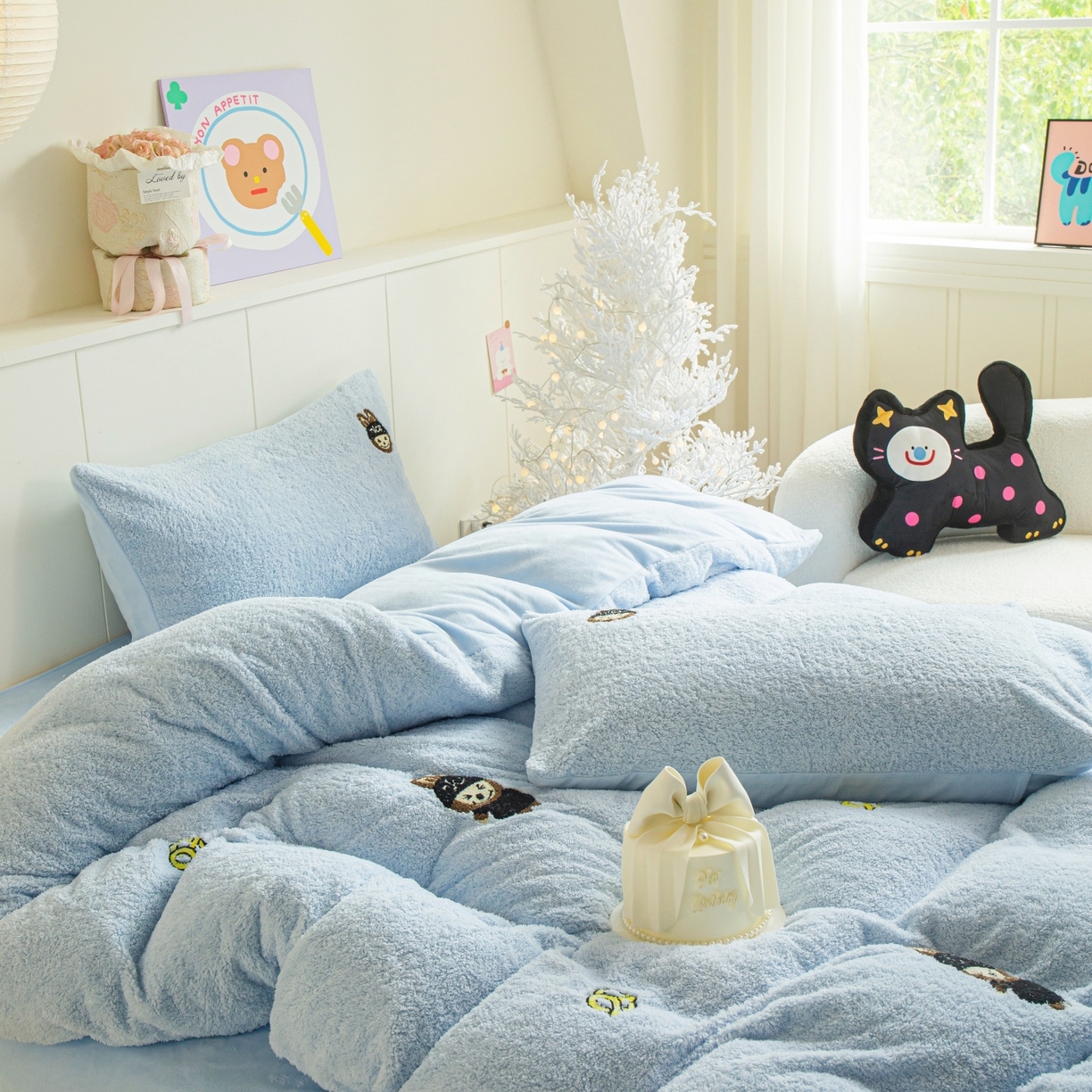 91家纺网 家纺一手货源 找家纺 庭笙 2025新款高克重泰迪绒毛巾刺绣牛奶绒四件套 bubu-浅蓝