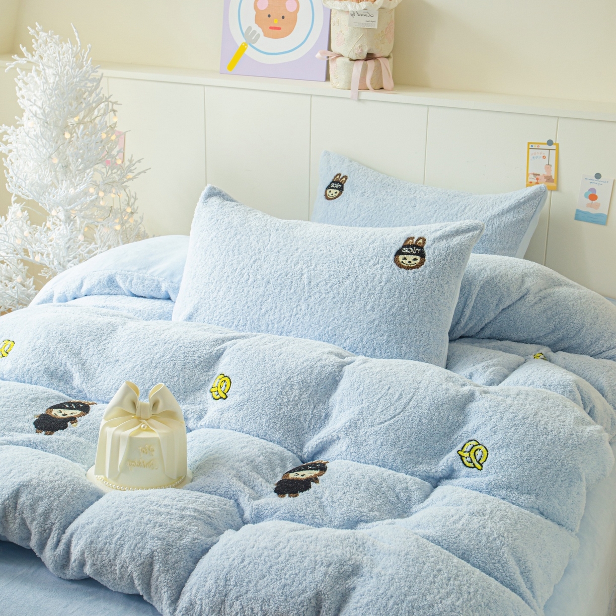 91家纺网 家纺一手货源 找家纺 庭笙 2025新款高克重泰迪绒毛巾刺绣牛奶绒四件套 bubu-浅蓝