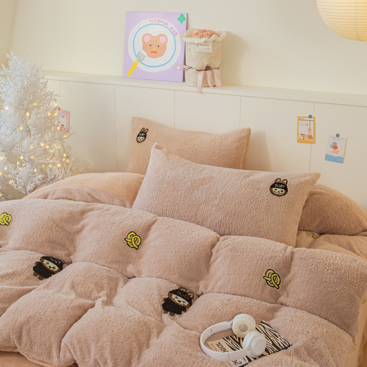 91家纺网 家纺一手货源 找家纺 庭笙 2025新款高克重泰迪绒毛巾刺绣牛奶绒四件套 bubu-奶咖