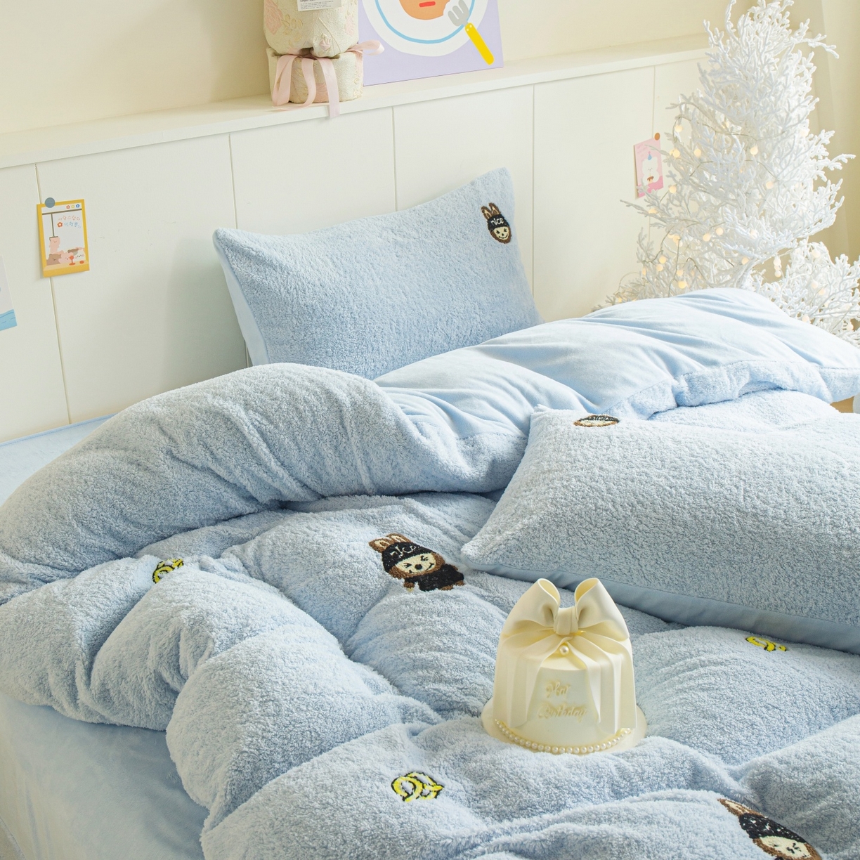 91家纺网 家纺一手货源 找家纺 庭笙 2025新款高克重泰迪绒毛巾刺绣牛奶绒四件套 bubu-浅蓝