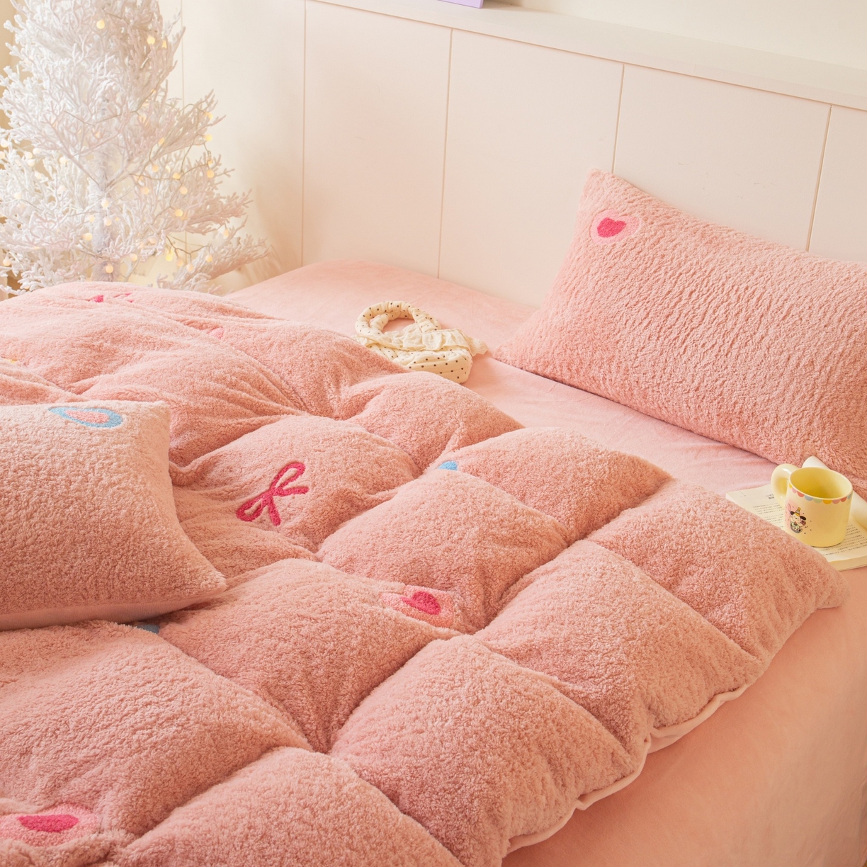 91家纺网 家纺一手货源 找家纺 庭笙 2025新款高克重泰迪绒毛巾刺绣牛奶绒四件套 爱心-粉