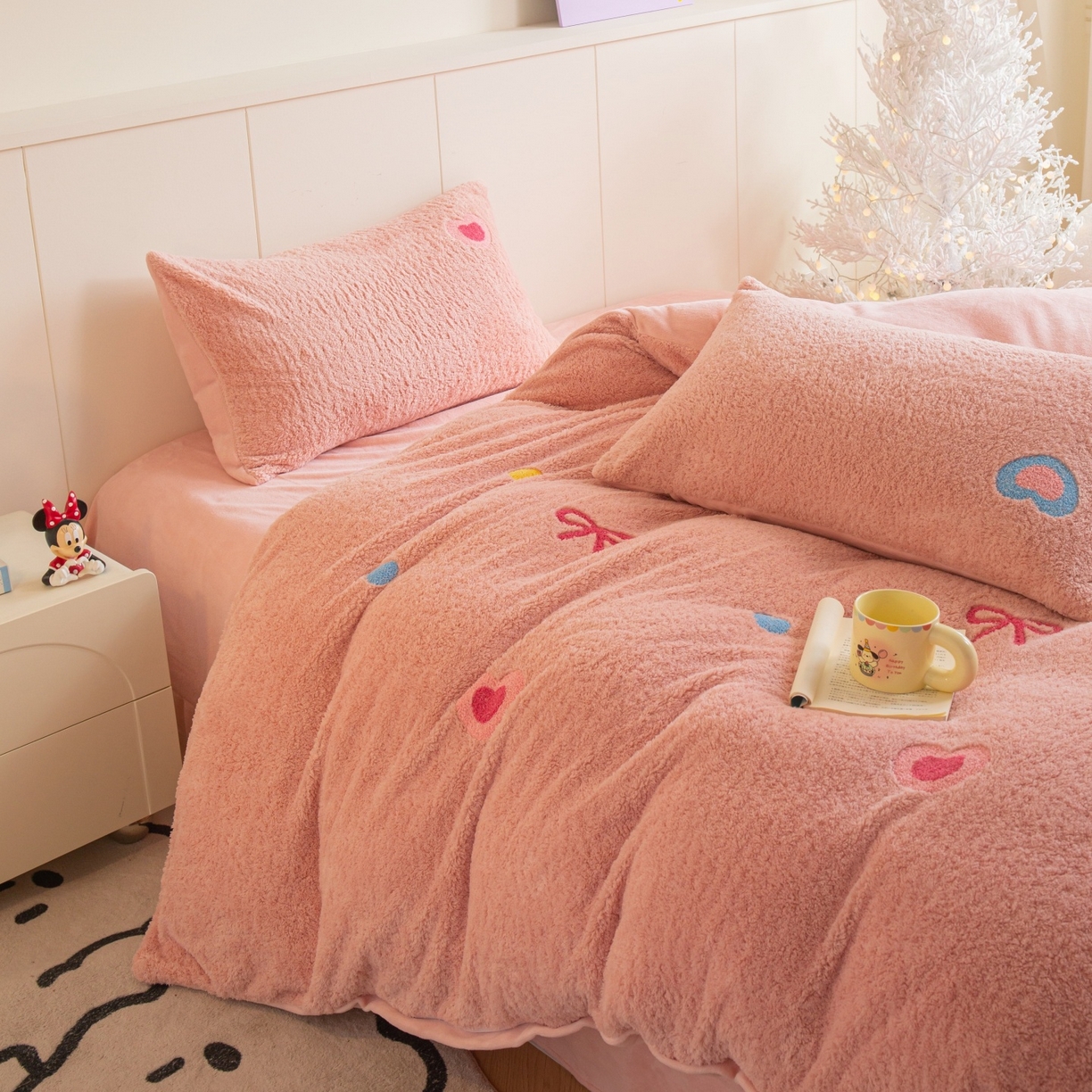 91家纺网 家纺一手货源 找家纺 庭笙 2025新款高克重泰迪绒毛巾刺绣牛奶绒四件套 爱心-粉