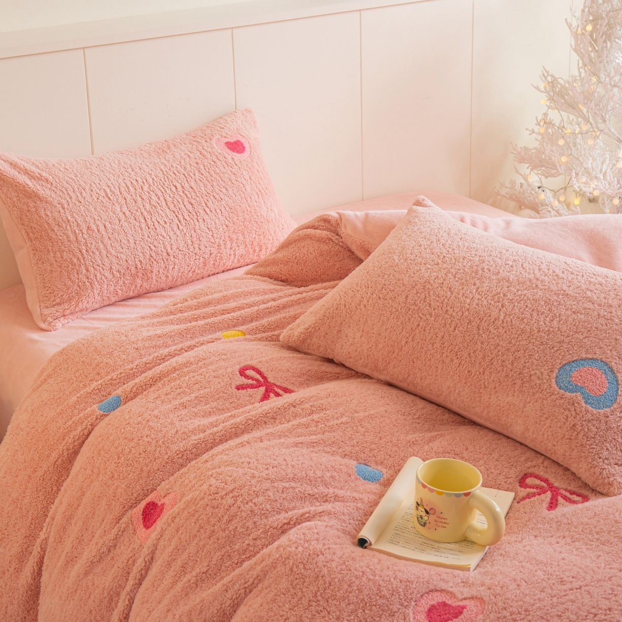91家纺网 家纺一手货源 找家纺 庭笙 2025新款高克重泰迪绒毛巾刺绣牛奶绒四件套 爱心-粉