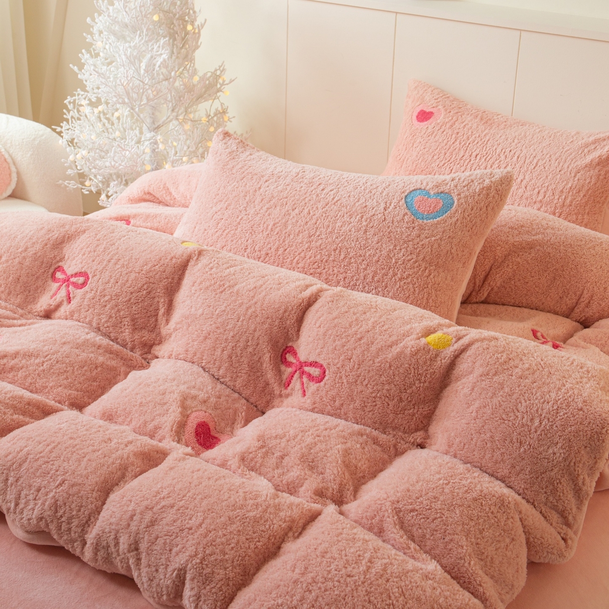 91家纺网 家纺一手货源 找家纺 庭笙 2025新款高克重泰迪绒毛巾刺绣牛奶绒四件套 爱心-粉