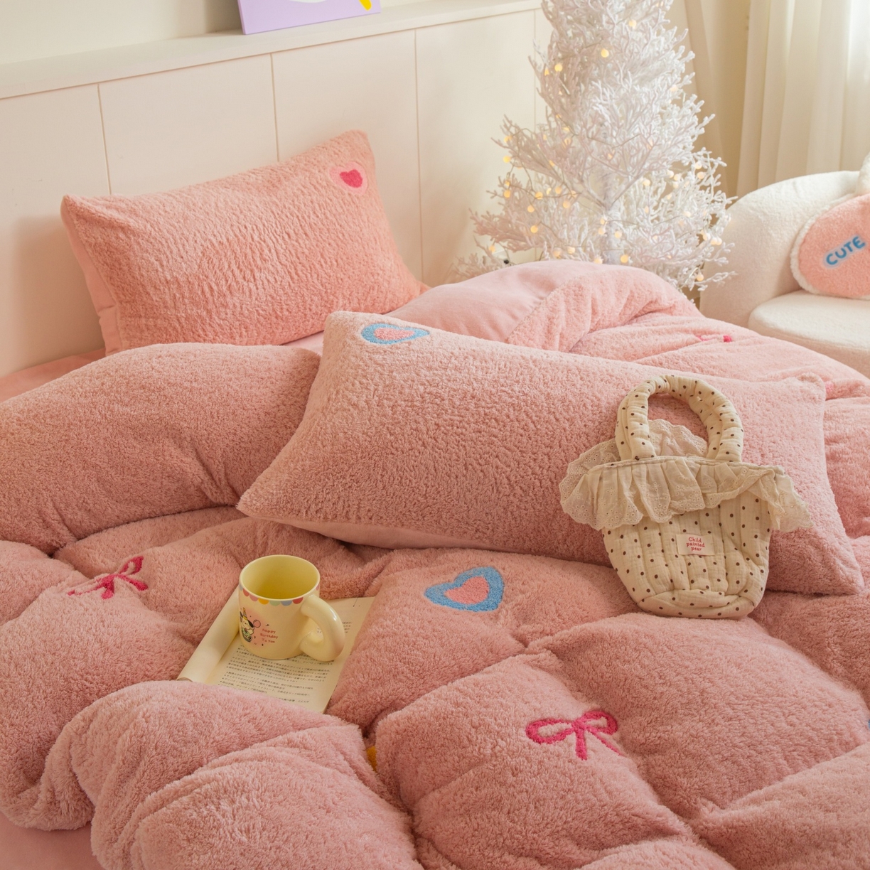 91家纺网 家纺一手货源 找家纺 庭笙 2025新款高克重泰迪绒毛巾刺绣牛奶绒四件套 爱心-粉