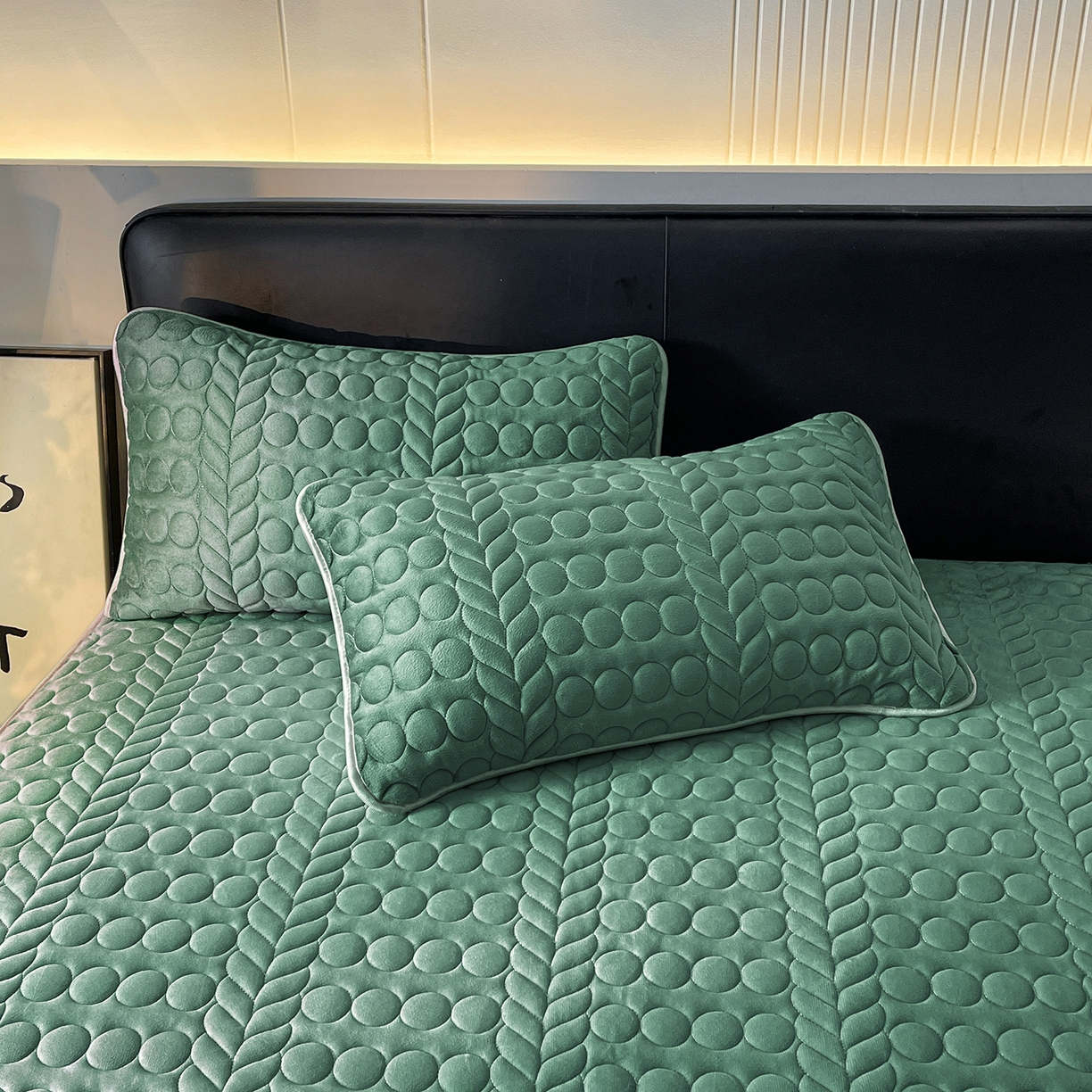 91家纺网 家纺一手货源 找家纺 希廷顿 2025新款速热水晶绒床笠 墨绿色