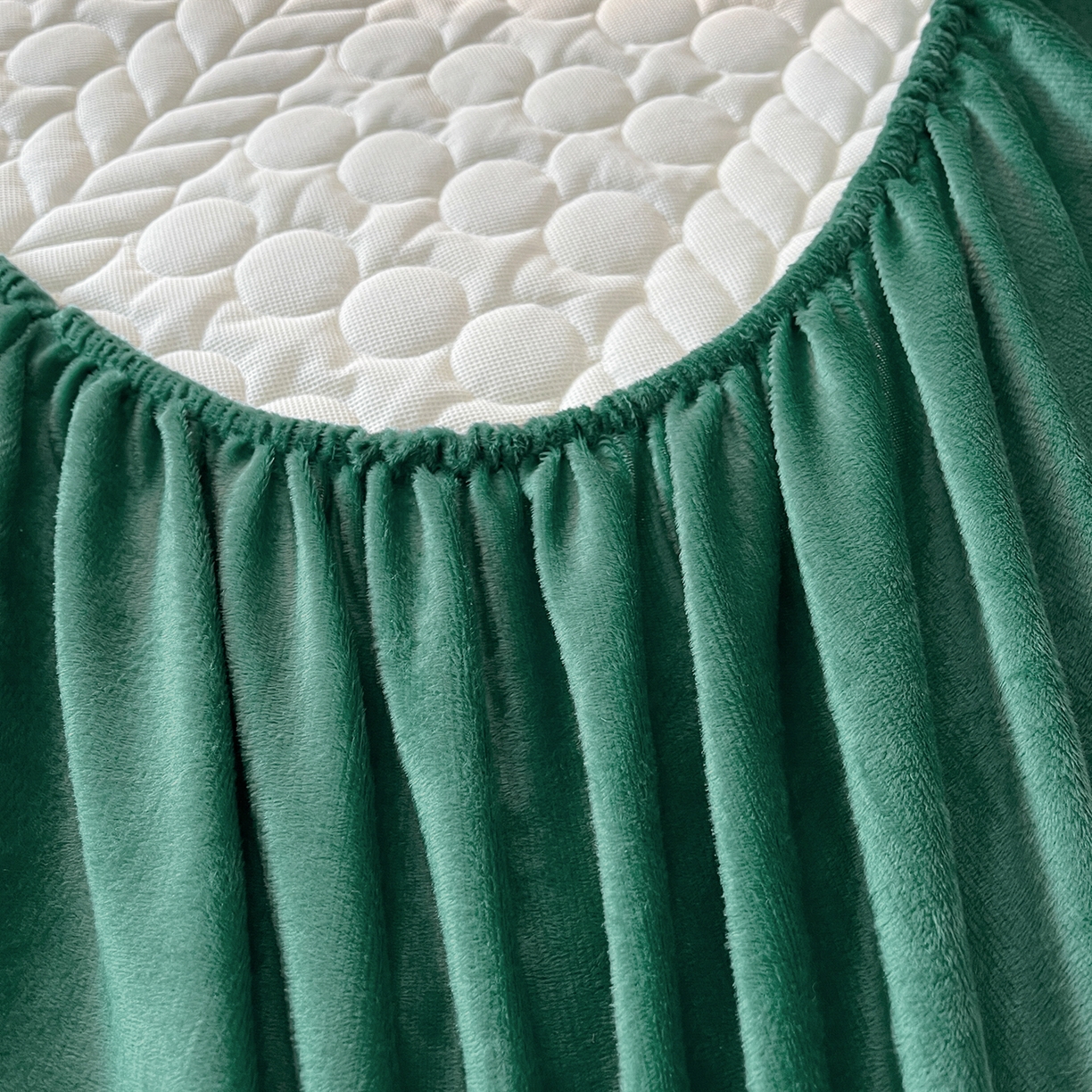 91家纺网 家纺一手货源 找家纺 希廷顿 2025新款速热水晶绒床笠 墨绿色