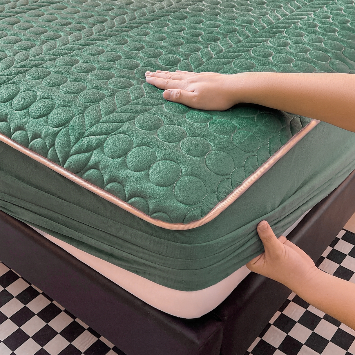 91家纺网 家纺一手货源 找家纺 希廷顿 2025新款速热水晶绒床笠 墨绿色