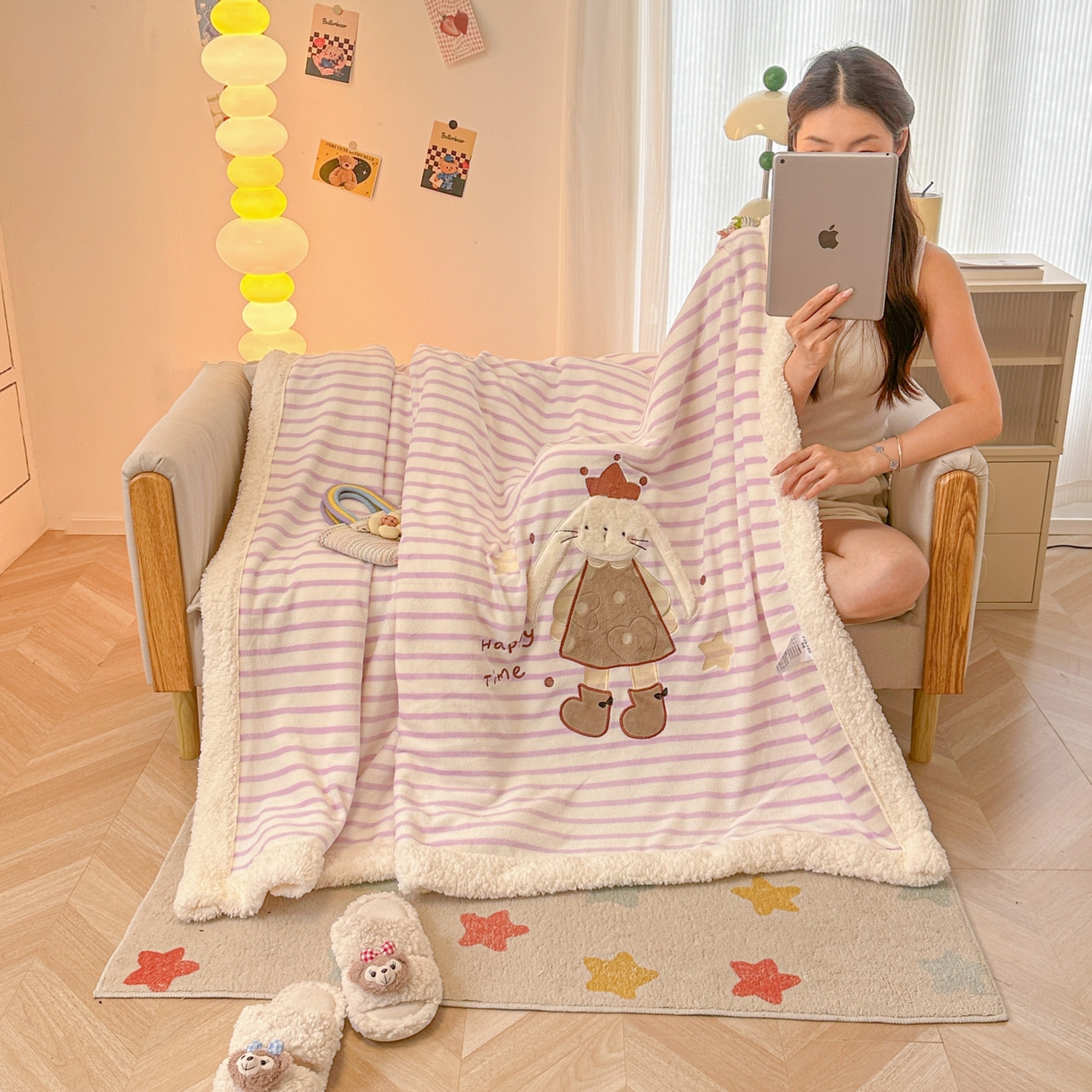 91家纺网 家纺一手货源 找家纺 （总）子钦家纺 2025新款牛奶绒条纹贴布绣翻边毛毯