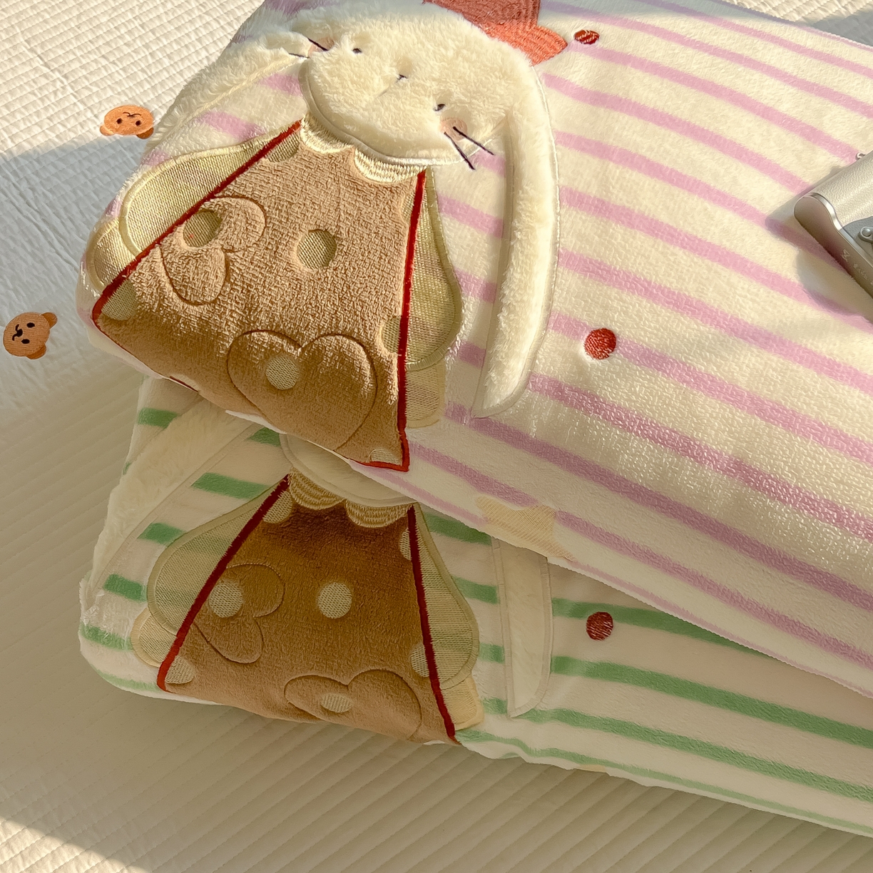 91家纺网 家纺一手货源 找家纺 （总）子钦家纺 2025新款牛奶绒条纹贴布绣翻边毛毯