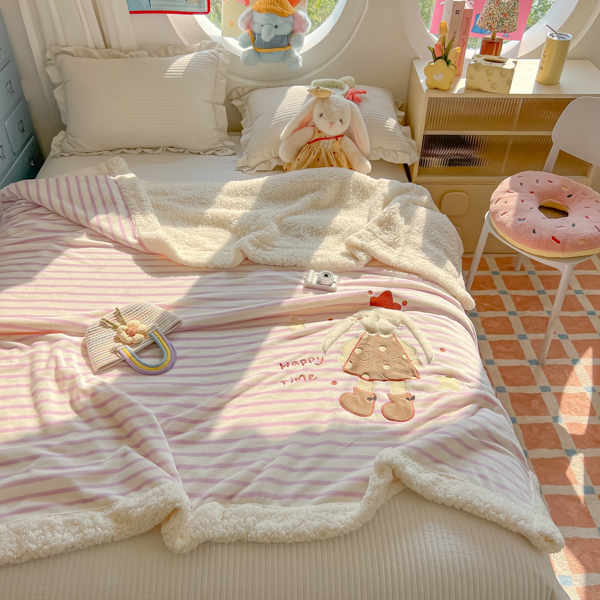 91家纺网 家纺一手货源 找家纺 （总）子钦家纺 2025新款牛奶绒条纹贴布绣翻边毛毯