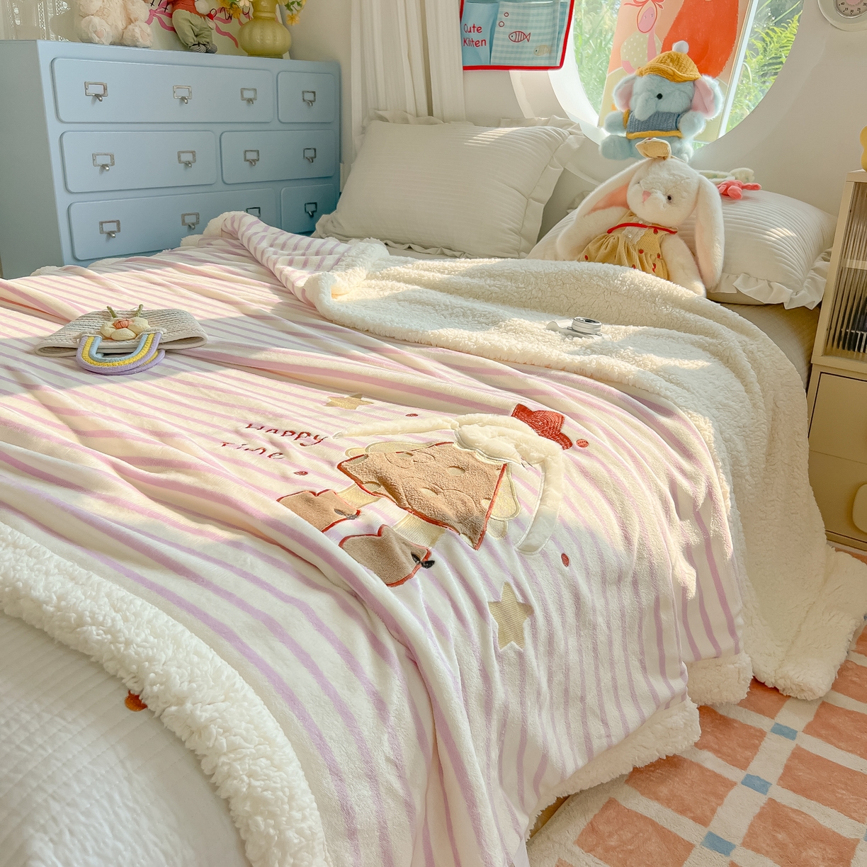 91家纺网 家纺一手货源 找家纺 （总）子钦家纺 2025新款牛奶绒条纹贴布绣翻边毛毯