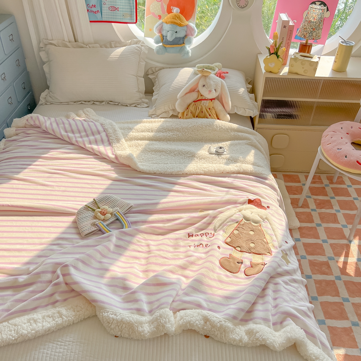 91家纺网 家纺一手货源 找家纺 （总）子钦家纺 2025新款牛奶绒条纹贴布绣翻边毛毯