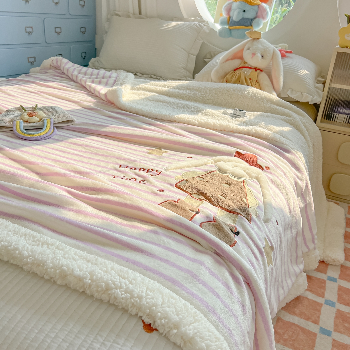 91家纺网 家纺一手货源 找家纺 （总）子钦家纺 2025新款牛奶绒条纹贴布绣翻边毛毯