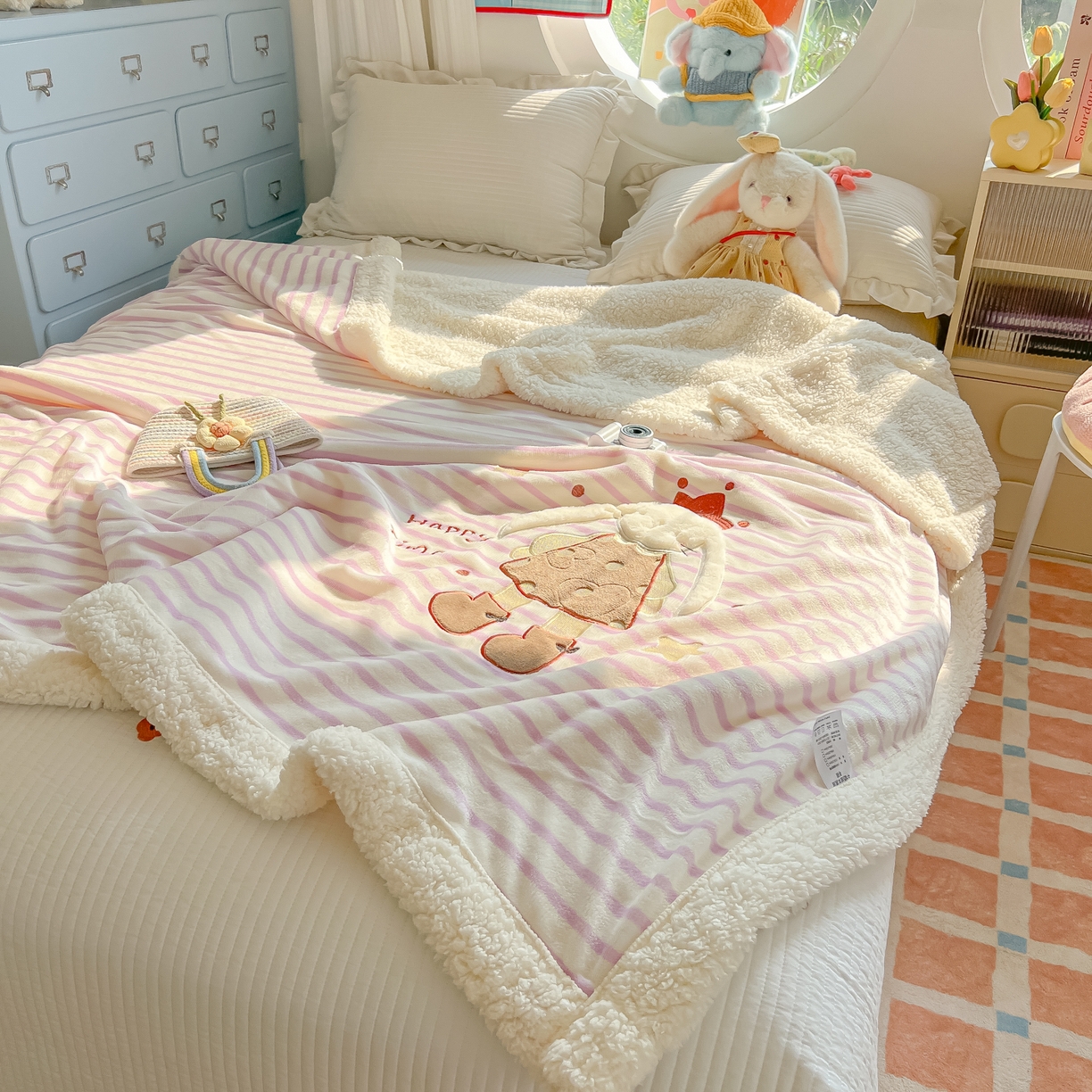 91家纺网 家纺一手货源 找家纺 （总）子钦家纺 2025新款牛奶绒条纹贴布绣翻边毛毯