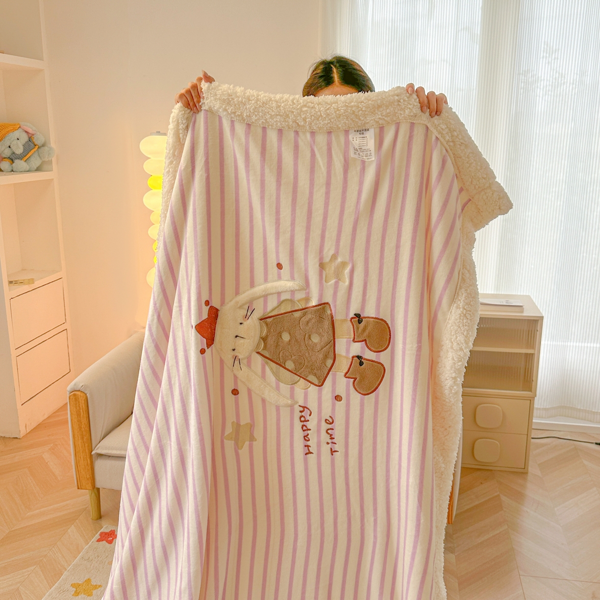 91家纺网 家纺一手货源 找家纺 子钦家纺 2025新款牛奶绒条纹贴布绣翻边毛毯 皇冠兔-紫条纹