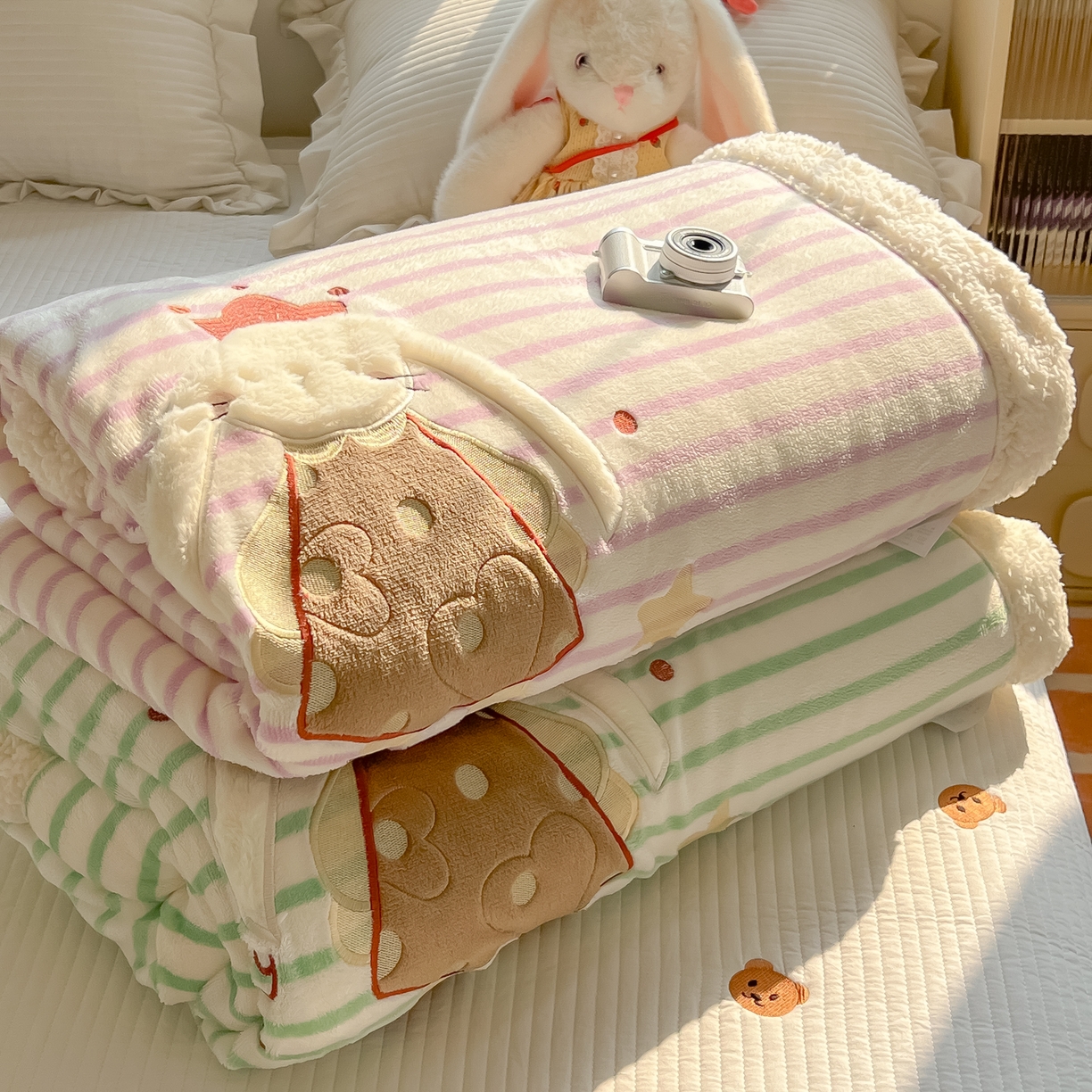 91家纺网 家纺一手货源 找家纺 子钦家纺 2025新款牛奶绒条纹贴布绣翻边毛毯 组合图