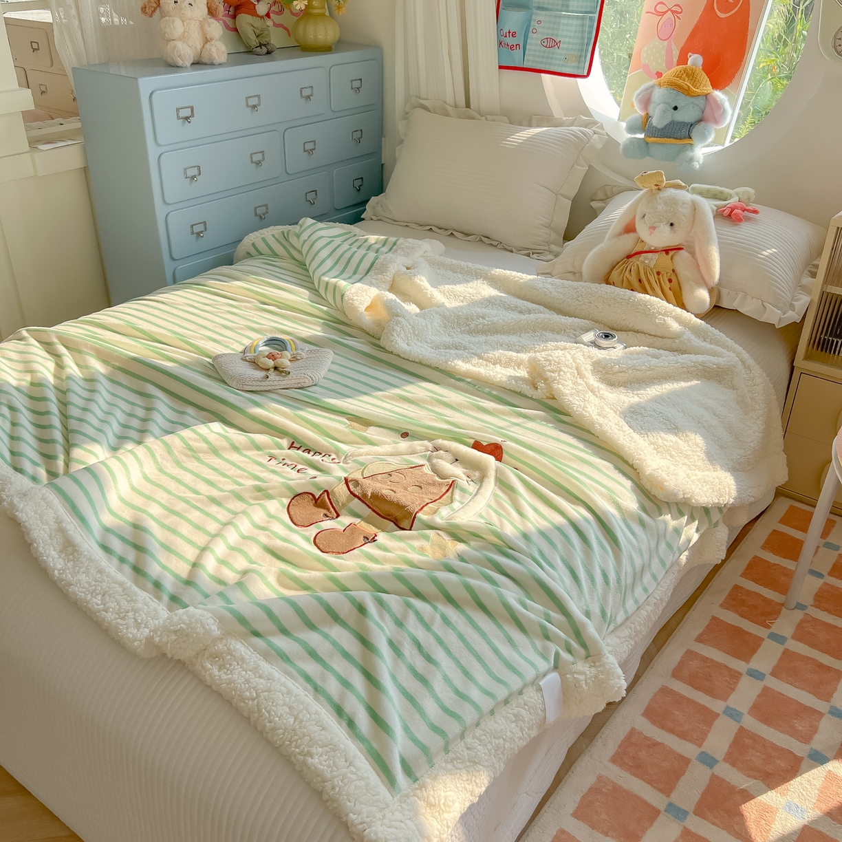 91家纺网 家纺一手货源 找家纺 子钦家纺 2025新款牛奶绒条纹贴布绣翻边毛毯 皇冠兔-绿条纹