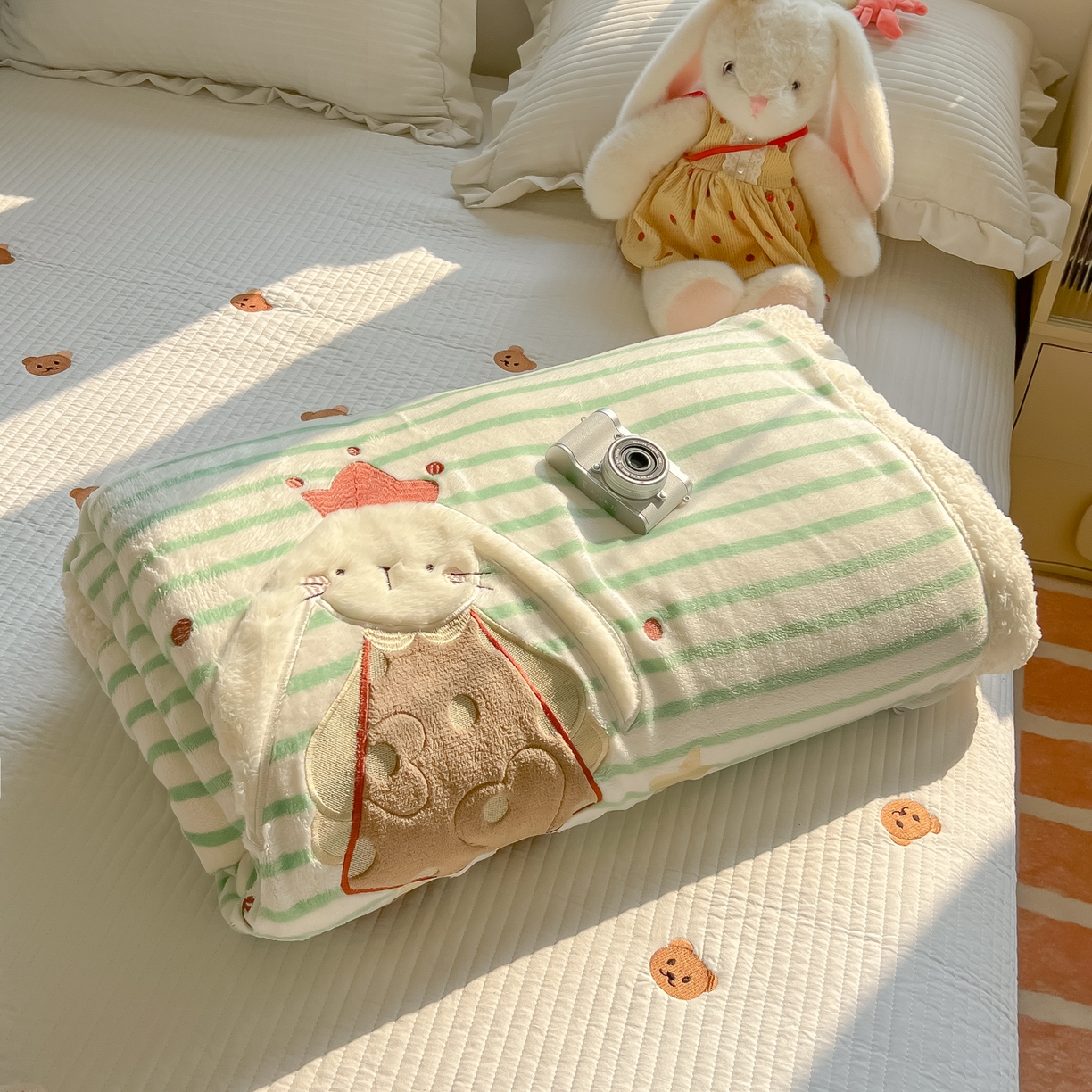 91家纺网 家纺一手货源 找家纺 子钦家纺 2025新款牛奶绒条纹贴布绣翻边毛毯 皇冠兔-绿条纹