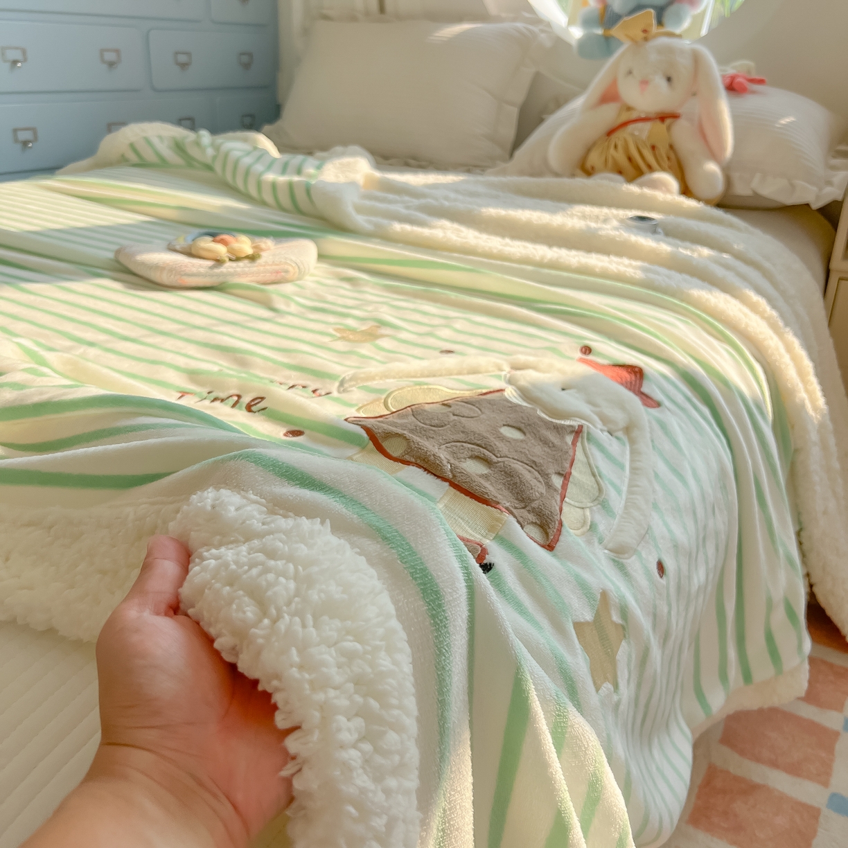 91家纺网 家纺一手货源 找家纺 子钦家纺 2025新款牛奶绒条纹贴布绣翻边毛毯 皇冠兔-绿条纹