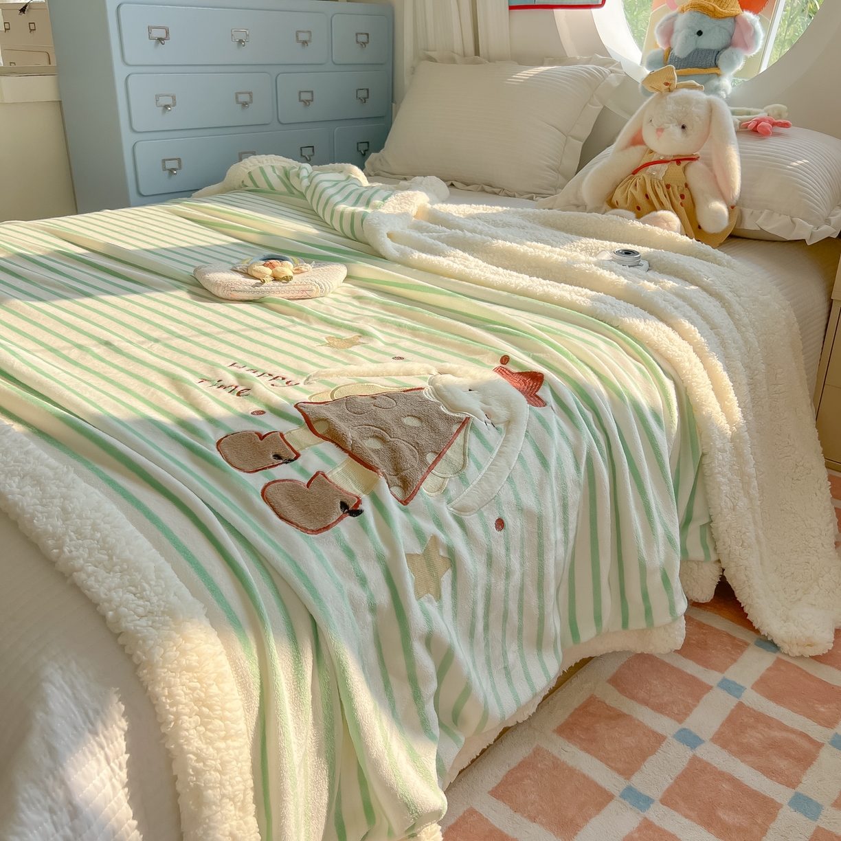 91家纺网 家纺一手货源 找家纺 子钦家纺 2025新款牛奶绒条纹贴布绣翻边毛毯 皇冠兔-绿条纹