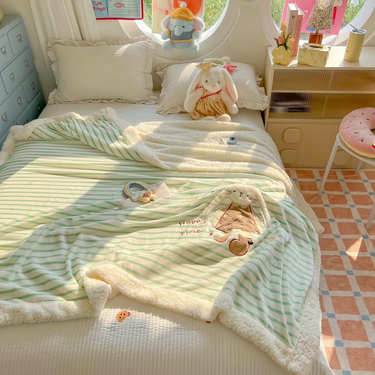 91家纺网 家纺一手货源 找家纺 子钦家纺 2025新款牛奶绒条纹贴布绣翻边毛毯 皇冠兔-绿条纹