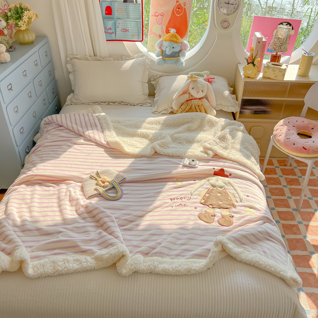 91家纺网 家纺一手货源 找家纺 子钦家纺 2025新款牛奶绒条纹贴布绣翻边毛毯 皇冠兔-紫条纹